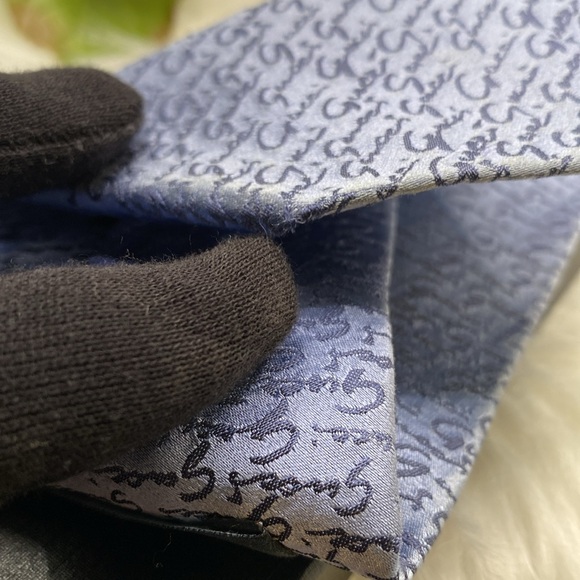 GUCCI SILK TIE 100% silk, GUCCI LOGO throughout, New Unbranded Tie Box ! - Picture 7 of 12